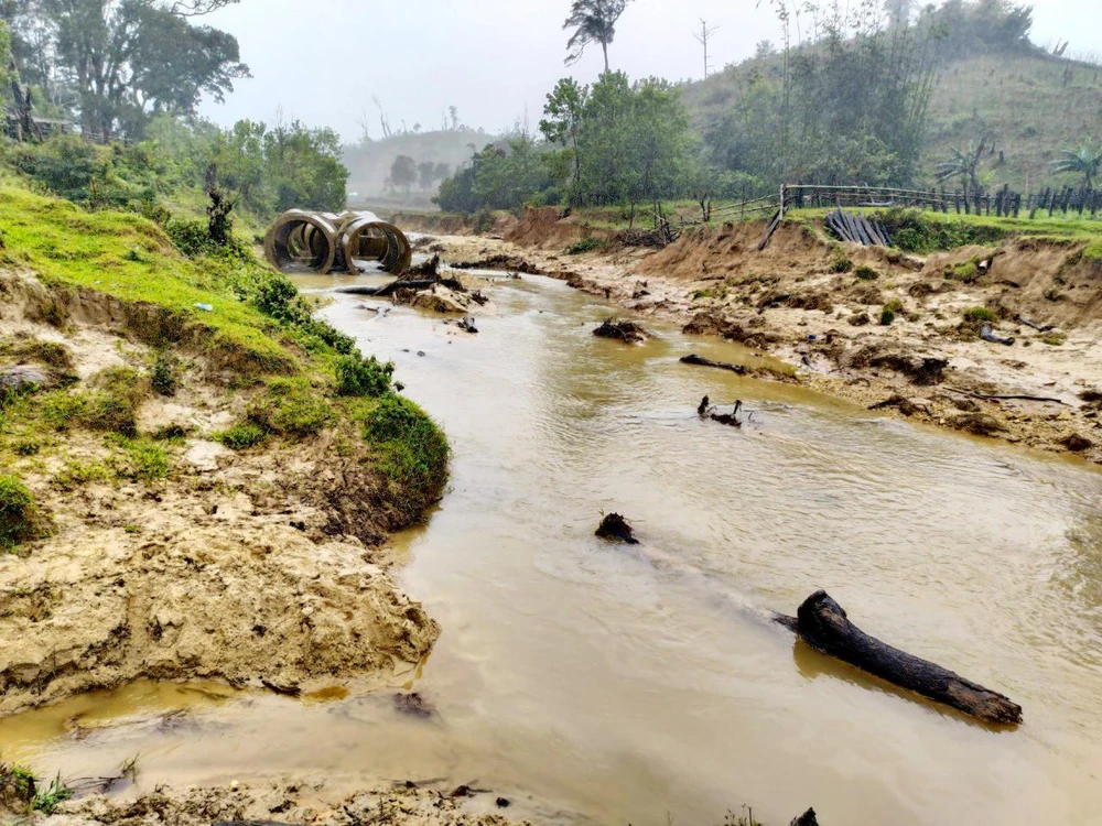 Quá trình thi công thủy điện Đắk Re liên tục gây sạt lở, hư hại ruộng đồng và đường sản xuất của người dân.