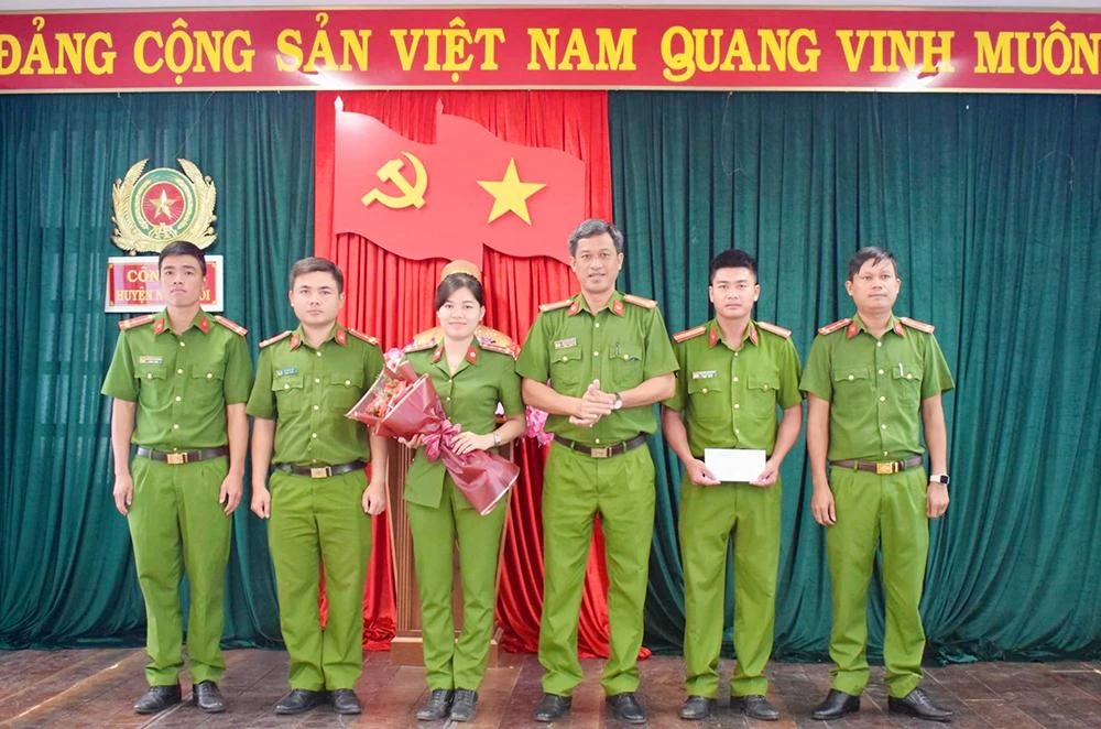 Công an huyện Ngọc Hồi khen thưởng Ban chuyên án. Ảnh: CACC