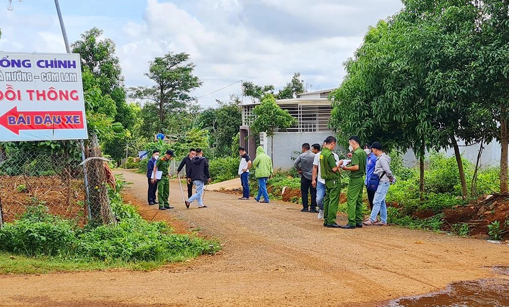 CSĐT thực nghiệm hiện trường xảy ra vụ nổ súng. Ảnh: CTV