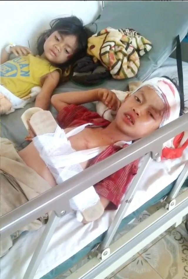 Hai con anh Đinh Khơi đang được cấp cứu tại bệnh viện sau tai nạn trên đèo Mang Yang.