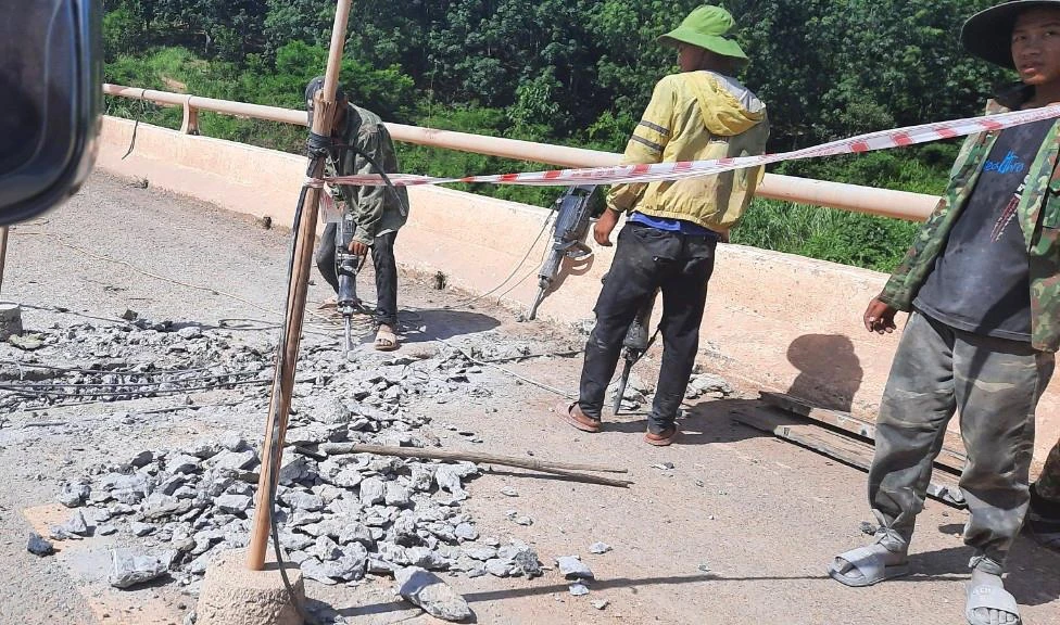 Đơn vị thi công sửa chữa hư hỏng ngay trên cầu đoạn qua xã Ia Dom (huyện Ia H'Drai) và xã Mô Rai (huyện Sa Thầy). Lý do quốc lộ 1 qua Phú Yên hư hỏng nặng 18/11/2021 (PLO)- Sáng 17-11, ông Nguyễn Xuân Cường, Phó Tổng cục trưởng Tổng cục Đường bộ Việt Nam (Bộ GTVT), dẫn đầu đoàn kiểm tra hiện trường tuyến quốc lộ (QL) 1 đoạn qua tỉnh Phú Yên.