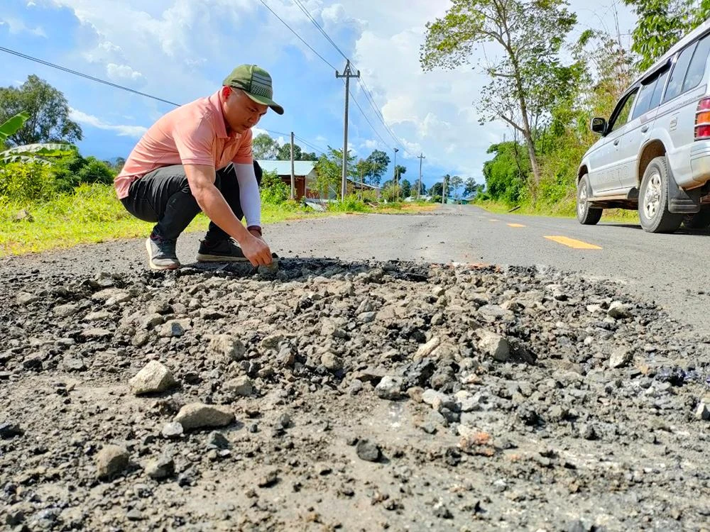 Tuyến quốc lộ 14C, đoạn qua hai huyện Ia H'drai và Sa Thầy có nhiều điểm hư hỏng, bong tróc mặt đường.