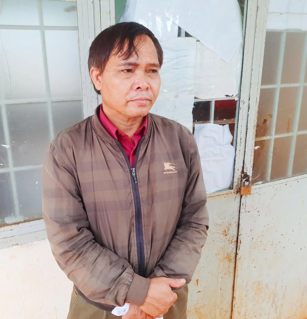 Ông Ksor Thuik chuẩn bị lên chức ông ngoại vẫn miệt mài đi thi.