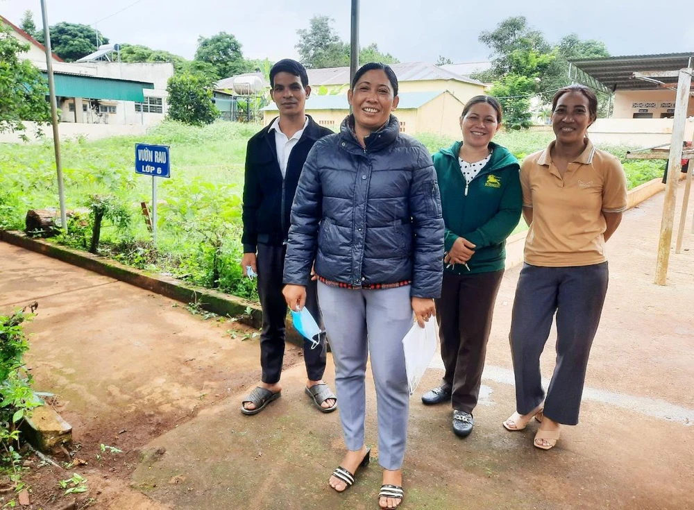 Nhóm sĩ tử cao niên tại điểm thi Trường THCS thị trấn Phú Hòa (huyện Chư Păh, tỉnh Gia Lai) phấn khởi khi đi thi.