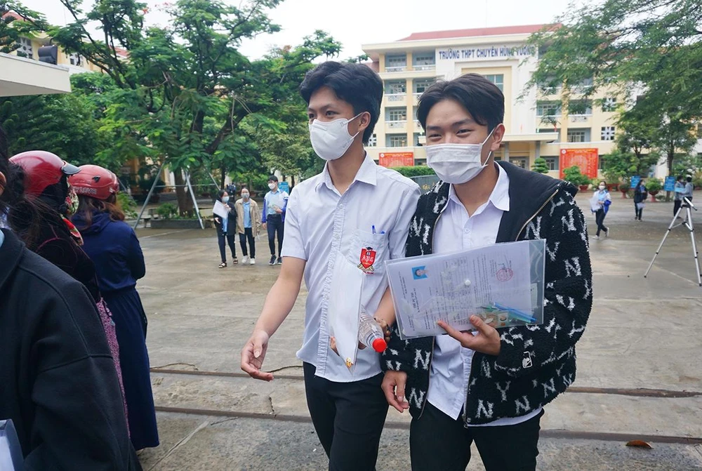 Các thí sinh rời phòng thi với tâm lý rất thỏa mái, sẵn sàng cho môn thi buổi chiều. Ảnh tại điểm thi Trường THPT Chuyên Hùng Vương, TP Pleiku.