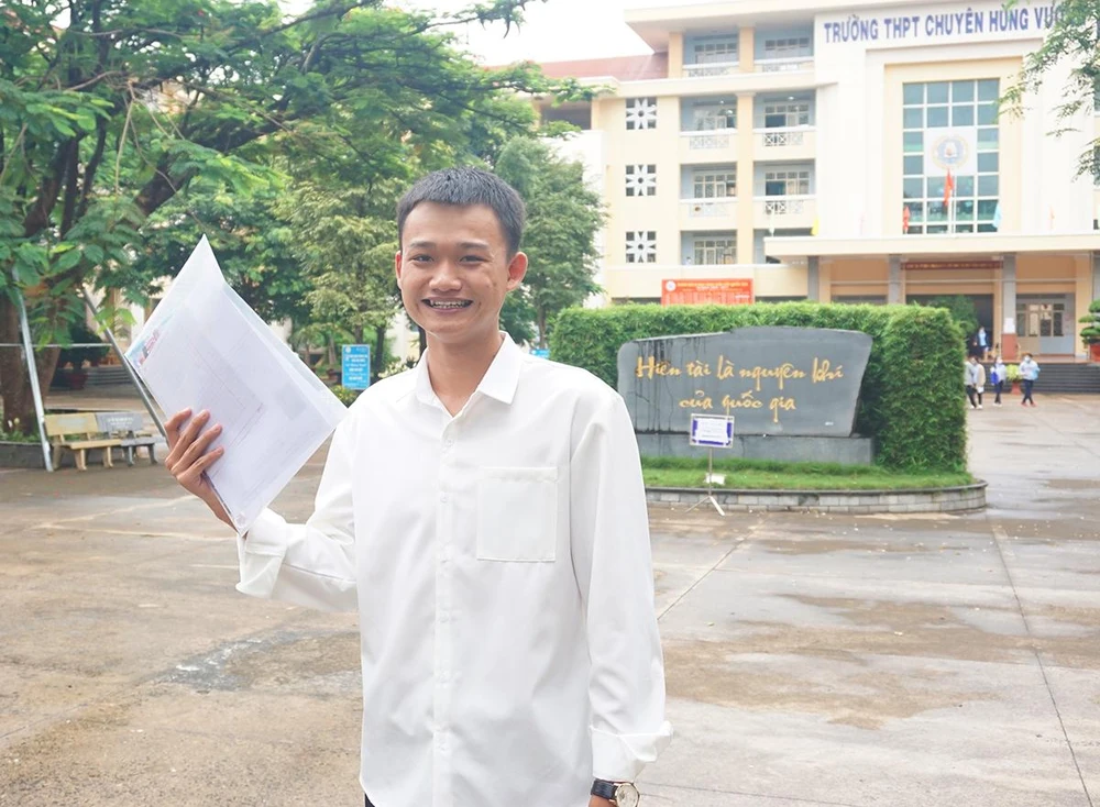 Em Lê Đức Hải (thí sinh tự do tại điểm thi Trường THPT Chuyên Hùng Vương) vui vẻ sau phần thi môn ngữ văn.