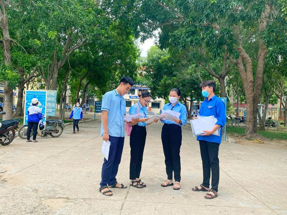 Thí sinh tại điểm thi số 24 Trường THPT Lý Thường Kiệt, thị xã Ayun Pa, Gia Lai vui vẻ trao đổi bài thi sau khi thi môn đầu tiên. Bài thi được đánh giá phù hợp.