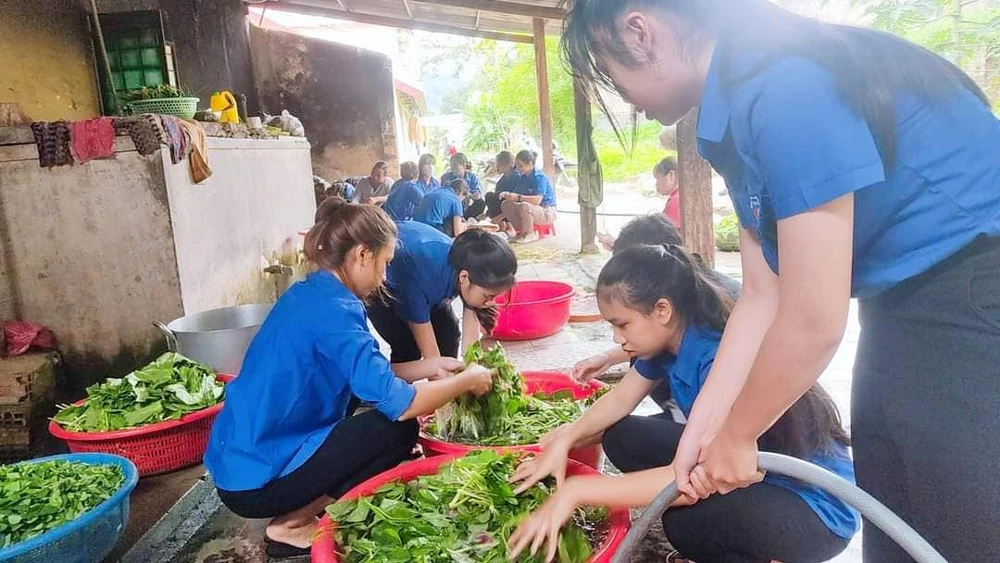 Các tình nguyện viên hỗ trợ bữa ăn cho thí sinh tại điểm thi thị trấn Đắk Glei, huyện Đắk Glei, tỉnh Kon Tum.