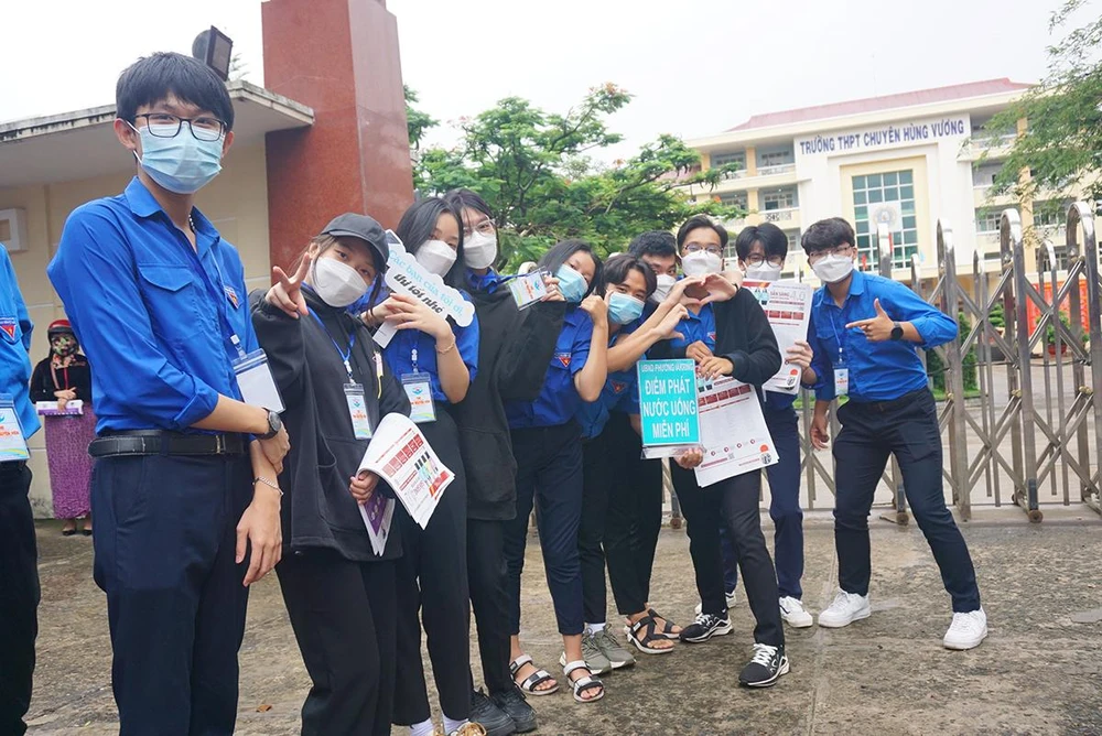 Các bạn trẻ tình nguyện viên hỗ trợ nước uống, tư vấn cho thí sinh tại điểm thi Trường THPT Chuyên Hùng Vương, TP Pleiku.
