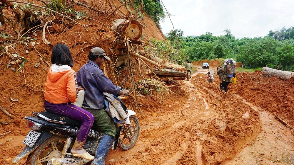 Một điểm sạt lở trên tỉnh lộ 674, huyện Sa Thầy, Kon Tum ảnh hưởng đi lại của người dân.