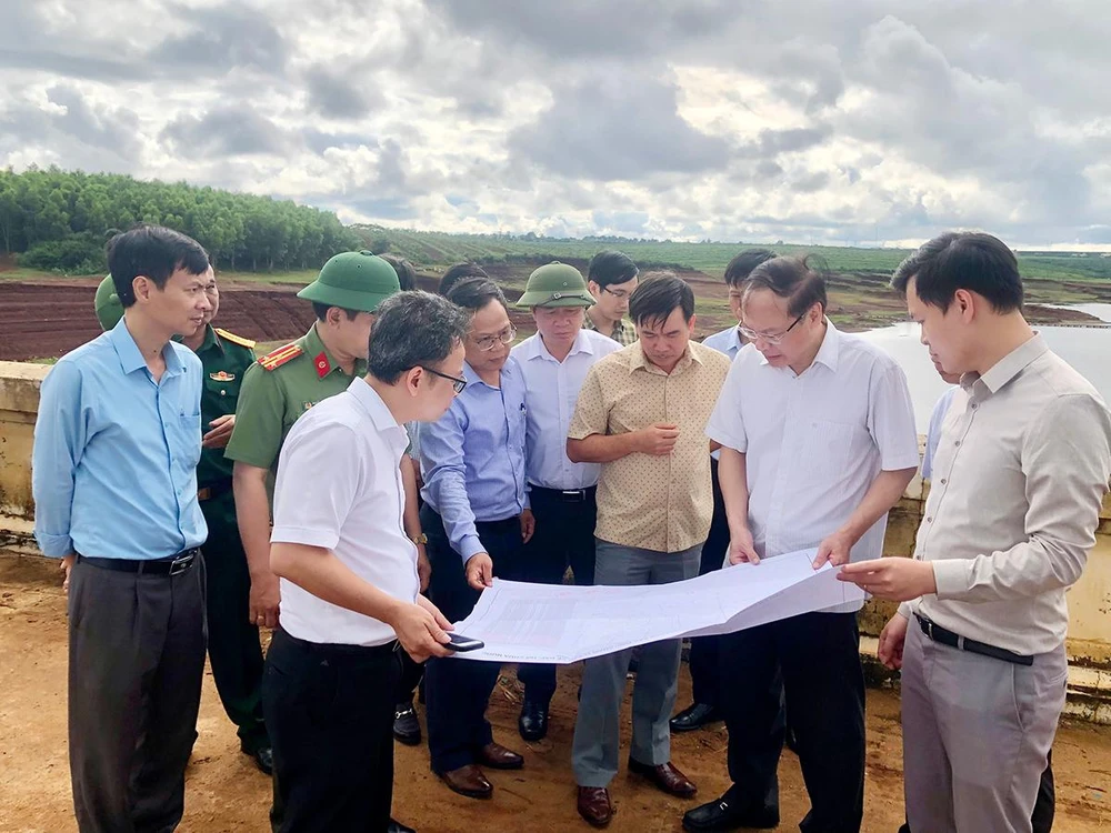 Thứ trưởng Lê Công Thành kiểm tra hồ đập tại huyện Chư Sê, Gia Lai.