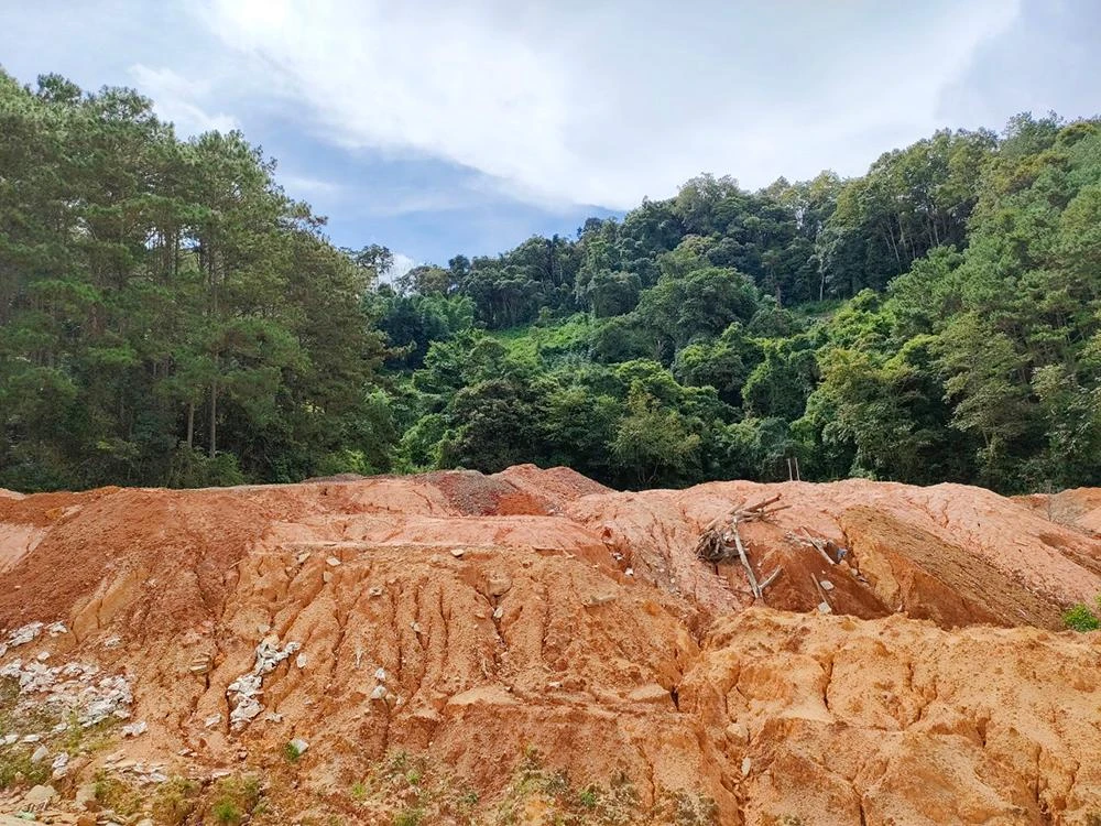 Một bãi đổ đất thải dọc Quốc lộ 24.