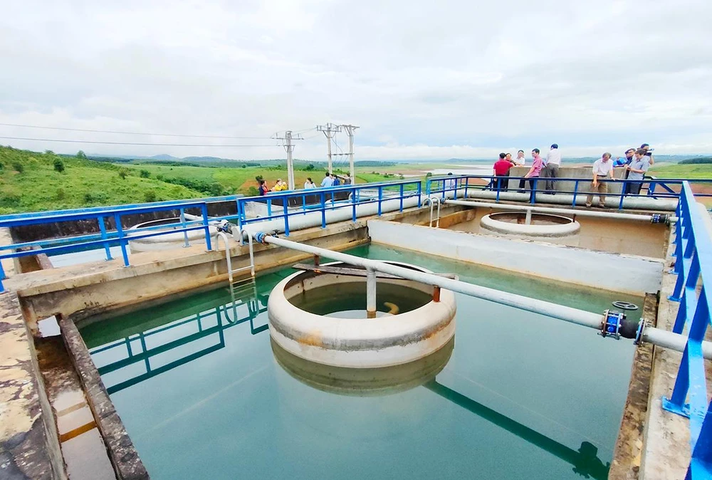 Lãnh đạo tỉnh Kon Tum kiểm tra cụm công trình nhà máy nước sinh hoạt thị trấn Sa Thầy. Ảnh: LK