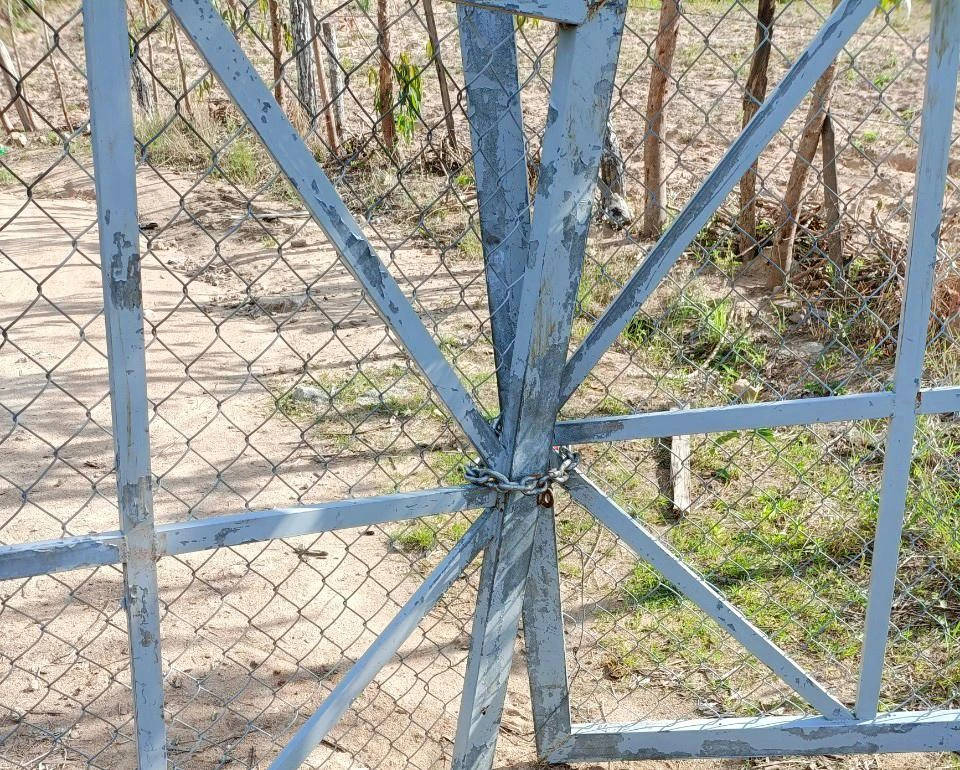 Cổng sắt do hộ bà V dựng trên lâm phần Công ty Lâm nghiệp Ia Pa quản lý. Huyện Kông Chro yêu cầu tháo dỡ ba cổng sắt và hàng rào kẽm gai, khôi phục hiện trạng ban đầu.