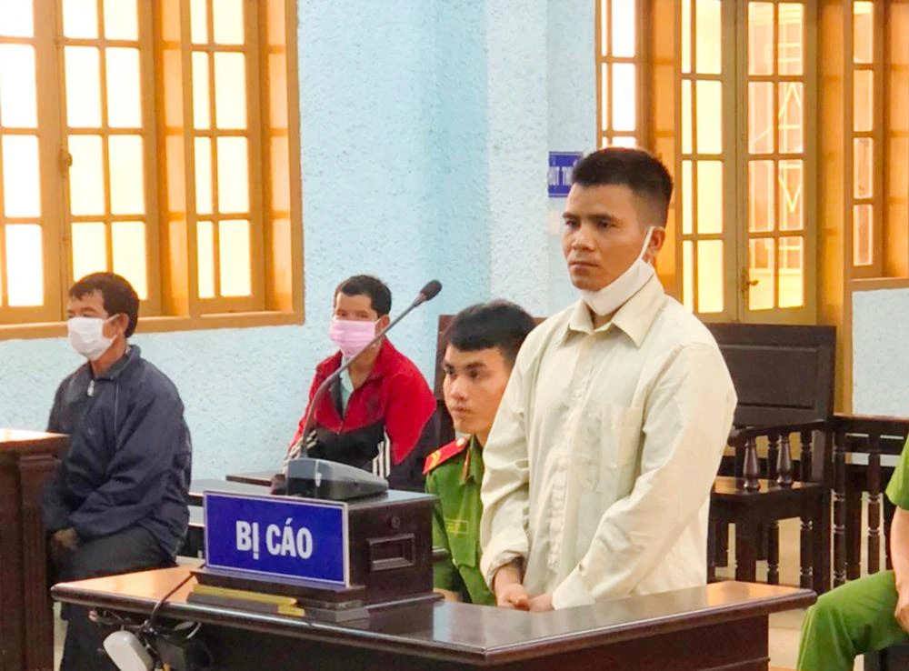 Bị cáo Đinh Kơng tại tòa. Ảnh: RH.