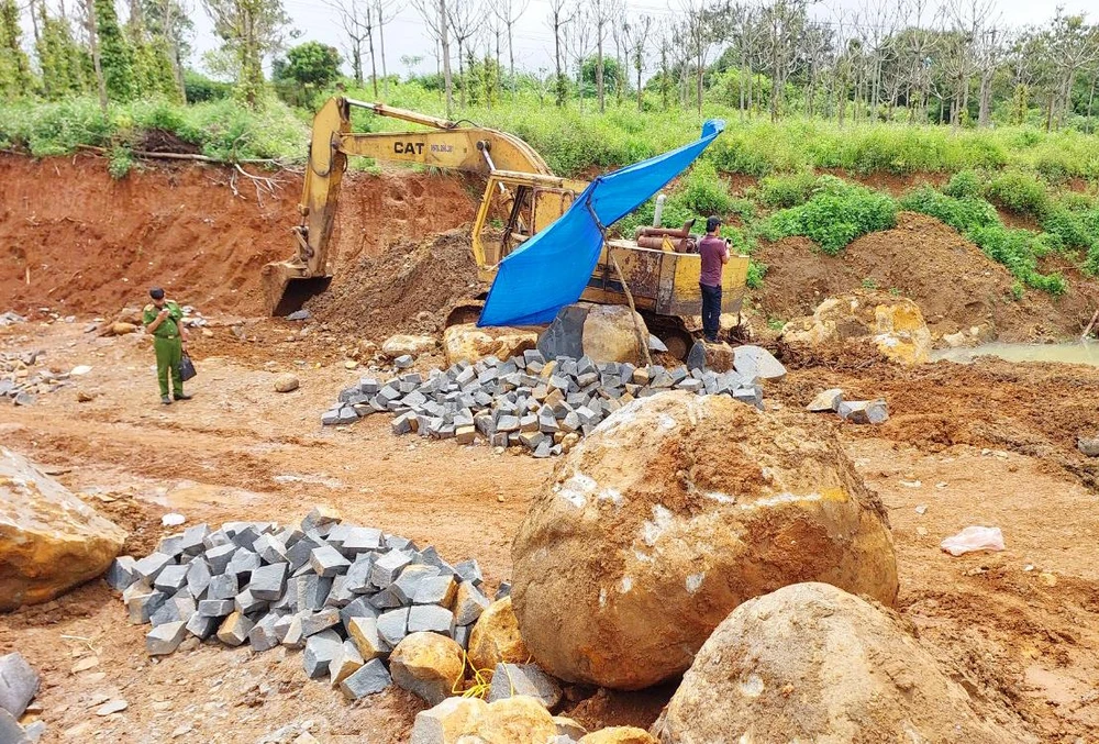 Phương tiện khai thác vẫn còn tại hiện trường. Ảnh: DV.