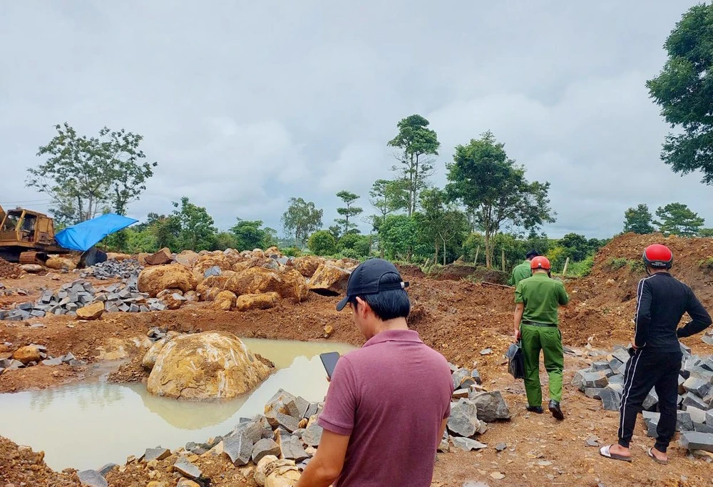 Vị trí khai thác, đào đá xuất hiện những chiếc hố sâu. Ảnh: DV.