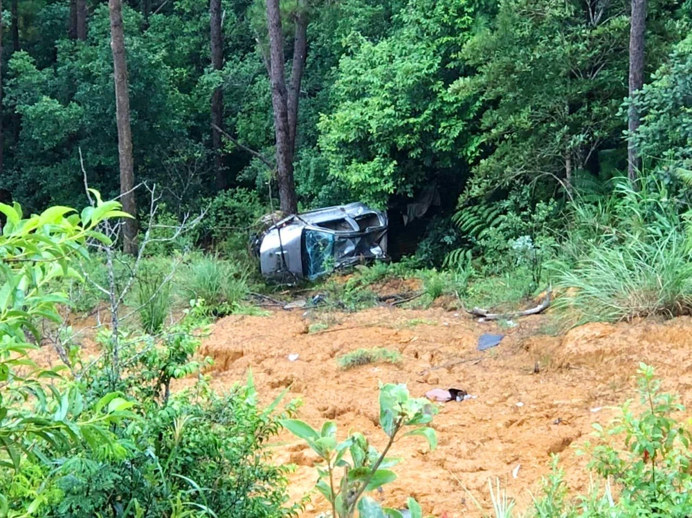 Chiếc xe ô tô bị rơi xuống vực hư hỏng nặng. Ảnh: CACC. Chiếc xe ô tô bị rơi xuống vực hư hỏng nặng. Ảnh: CACC.