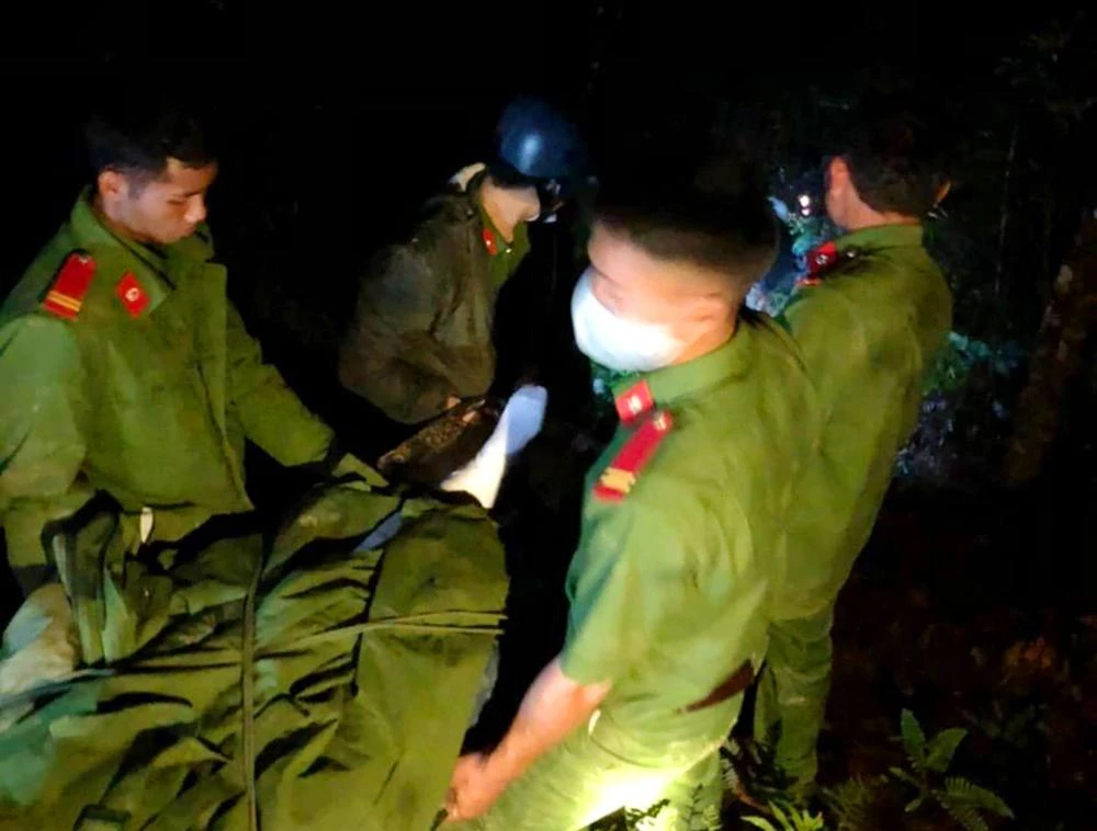 Lực lượng công an lên phương án an toàn đưa nạn nhân từ dưới vực sâu lên. Ảnh: CACC. Lực lượng công an lên phương án an toàn đưa nạn nhân từ dưới vực sâu lên. Ảnh: CACC.