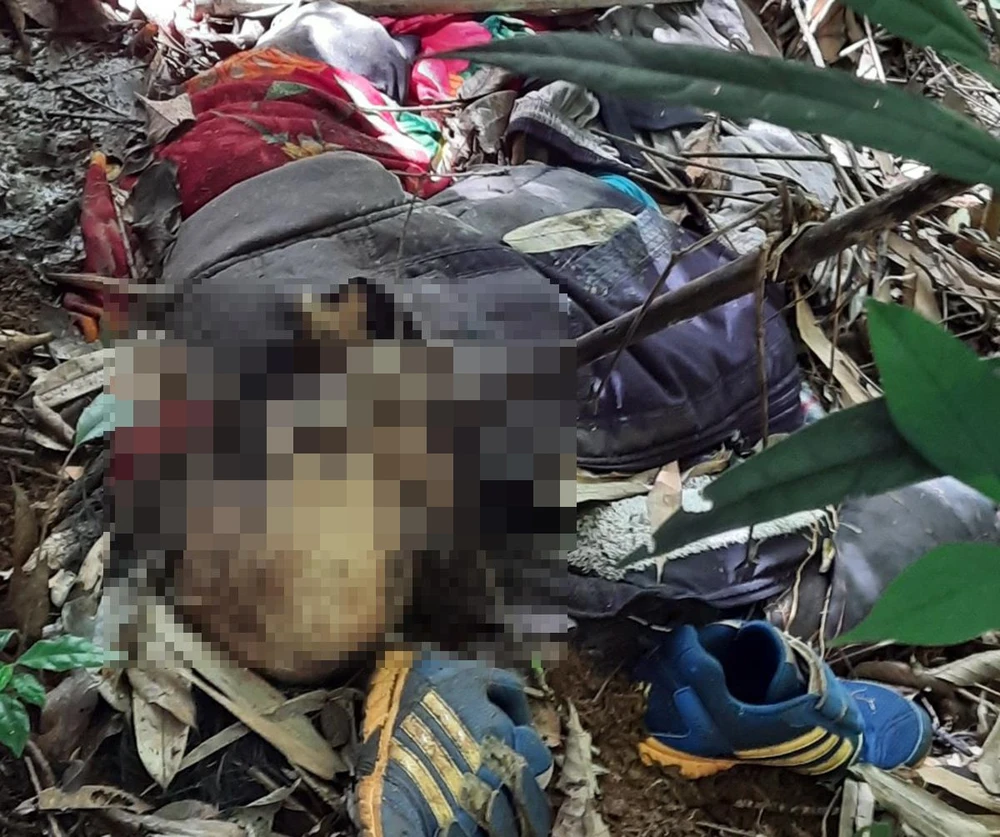 Một thi thể khác nằm dưới đất, áo quần đã mục nát. Ảnh: LT.