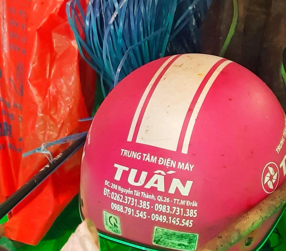 Chiếc mũ bảo hiểm của nạn nhân tại hiện trường.