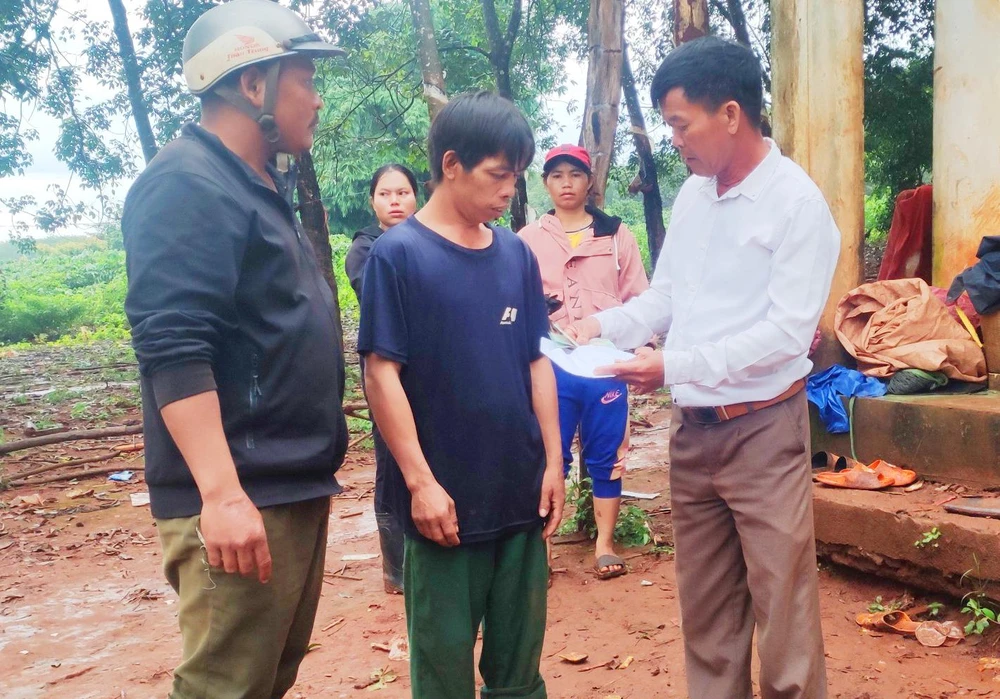 Lãnh đạo xã Ia Me thăm hỏi, hỗ trợ gia đình nạn nhân. Ảnh: VĐ