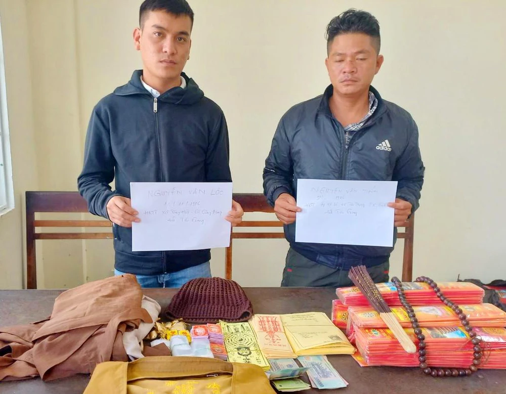 Nguyễn Văn Lộc và Nguyễn Hữu Tính bị công an Kon Tum tạm giữ. Nguyễn Văn Lộc và Nguyễn Hữu Tính bị công an Kon Tum tạm giữ.