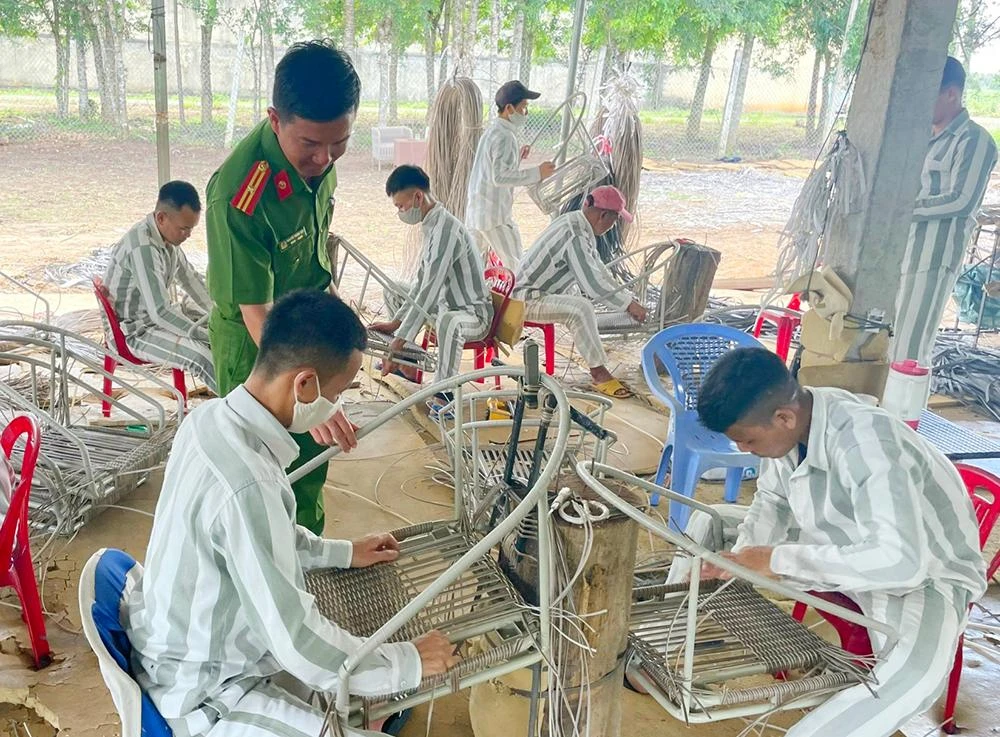 Cán bộ trại giam dạy phạm nhân làm ghế mây. Ảnh: LK