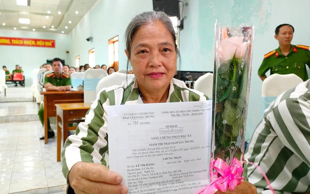 Bà Lê Thị Hằng, ngụ Đắk Lắk vui mừng nhận chứng nhận đặc xá. Ảnh: LK