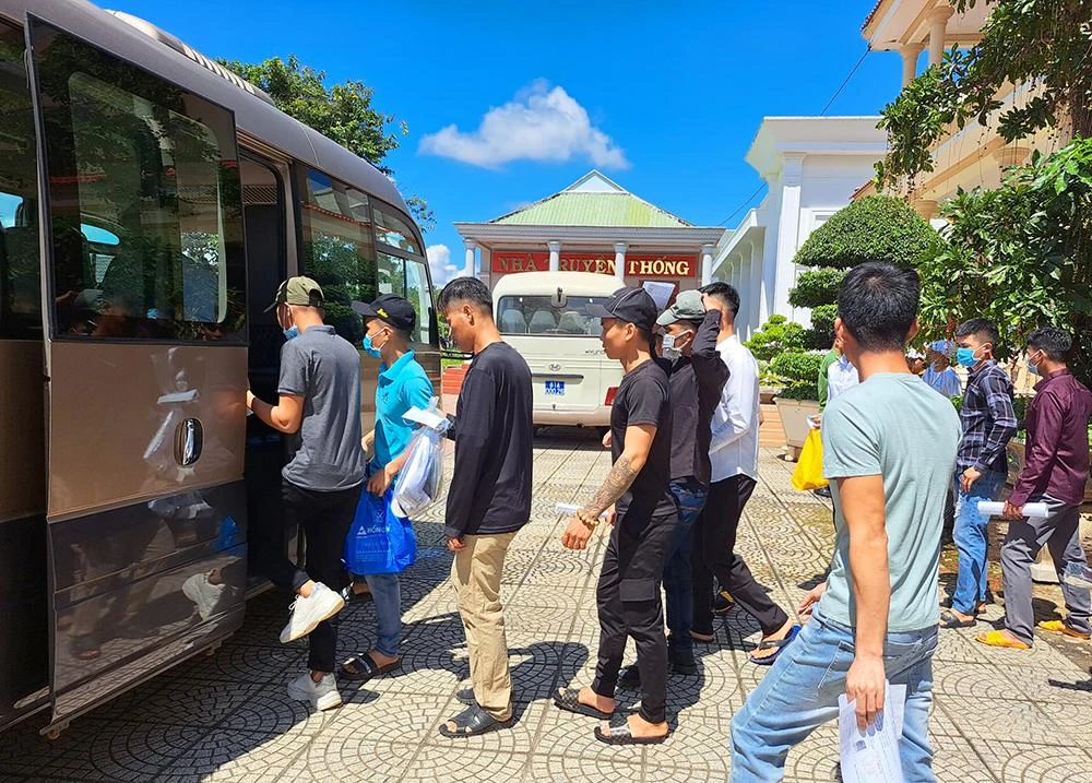 Trại giam bố trí xe đưa những người được đặc xá ra khỏi trại gặp người thân. Ảnh: LK