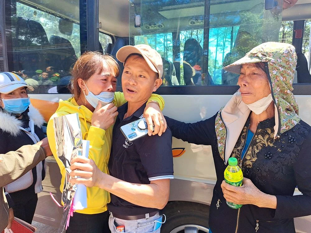 Cảm xúc vỡ òa khi gặp người thân. Ảnh: LK