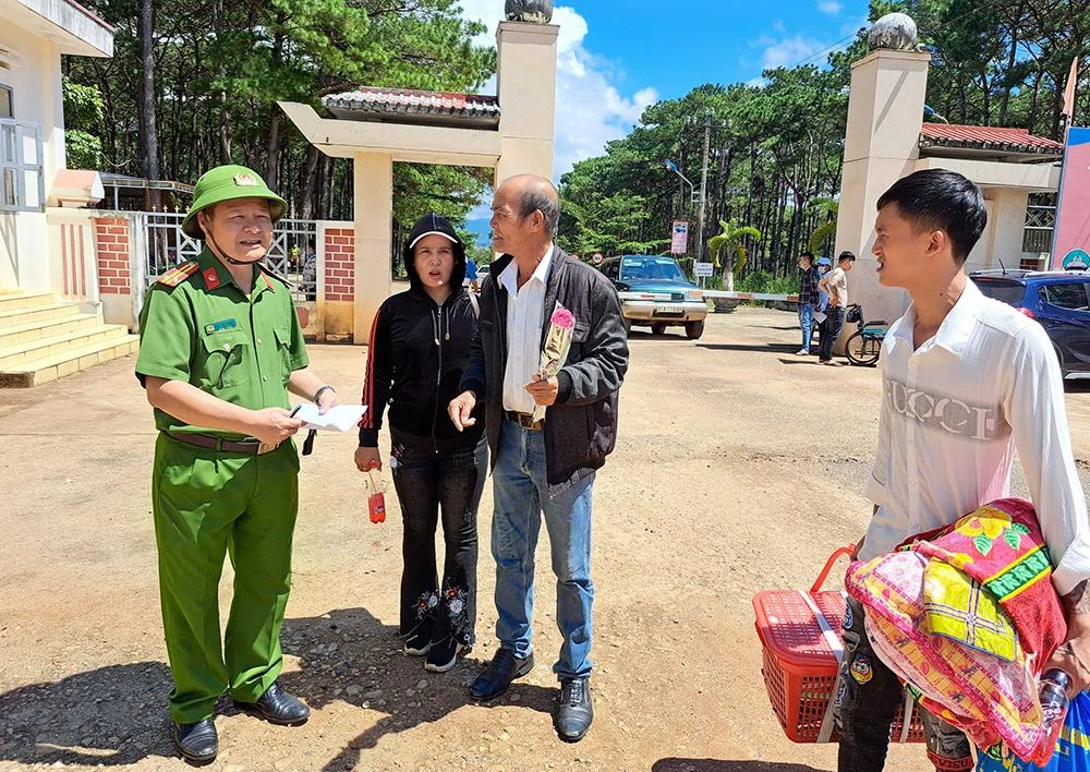 Sau hơn 30 năm ngồi tù, ông Nguyễn Thế Bách chưa vội rời đi, nán lại chào cán bộ trại giam. Ảnh: LK