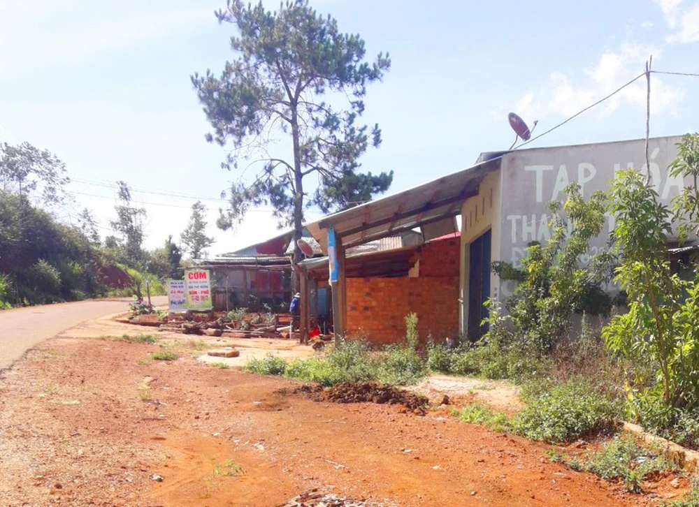 UBND huyện Kon Plông vừa bị tố cáo làm ngơ để một số người phân lô bán nền trái phép. Ảnh: LT.