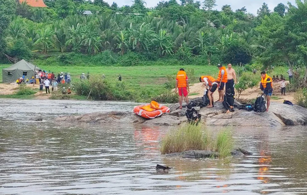 Lực lượng chức năng đã tìm thấy thi thể cháu KXB. Ảnh: LK.