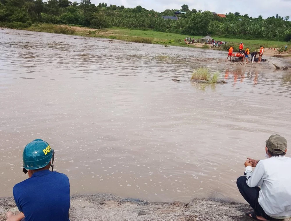 Do trời mưa, nước lớn nên việc tìm kiếm gặp nhiều khó khăn. Ảnh: Lk.