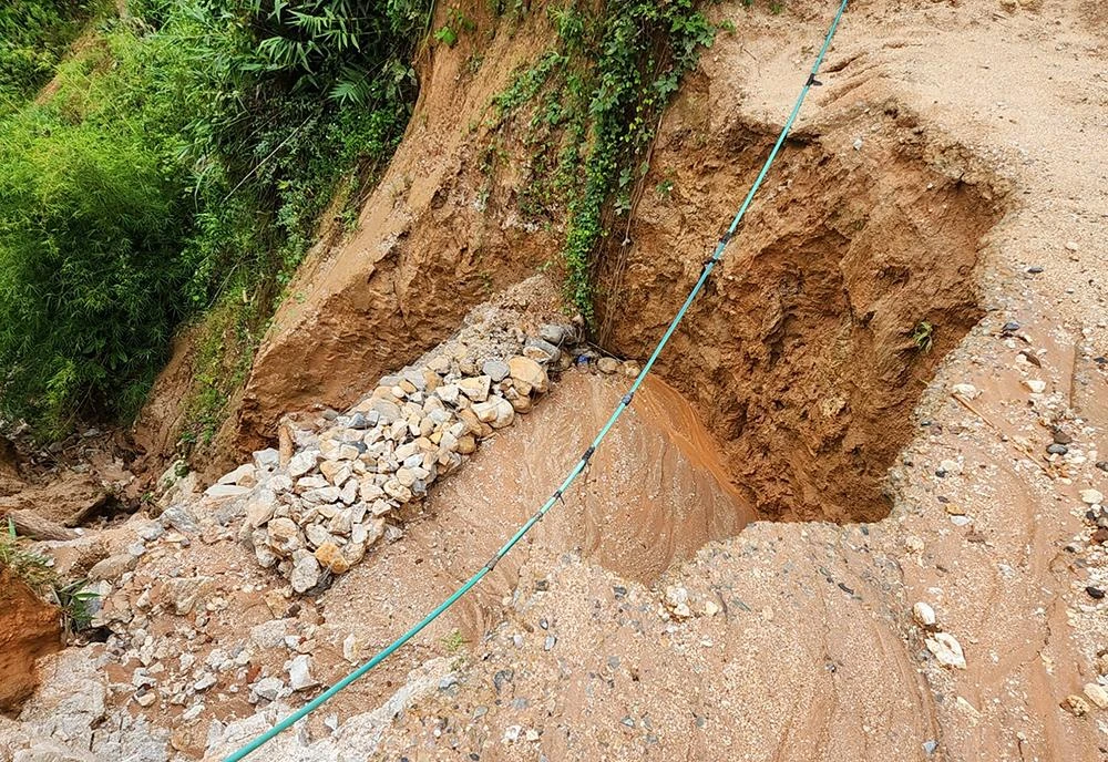 Một hố sạt lở sâu hoắm gây nguy hiểm cho người đi đường. Ảnh: MV.
