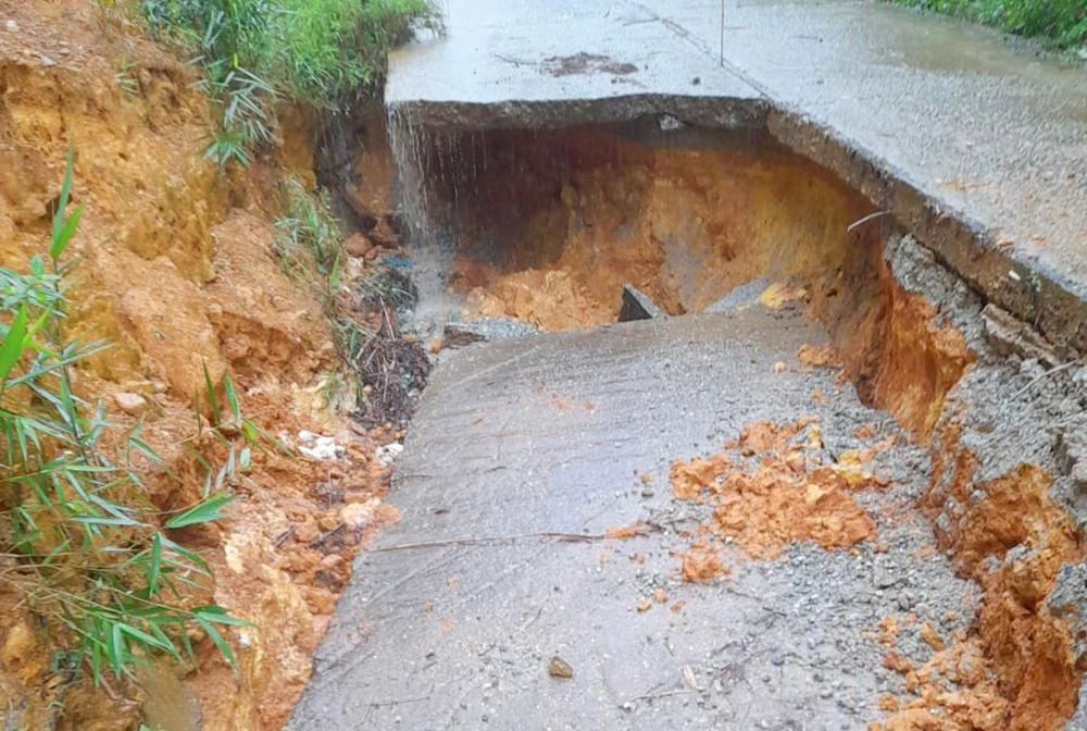 Nhiều đoạn đường do mưa kéo dài, bị sạt lở hở hàm ếch gây nguy hiểm cho người đi đường. Ảnh: MV.