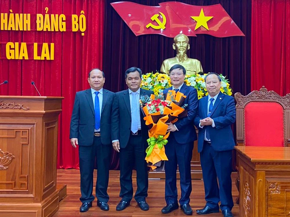 Lãnh đạo Ban Chấp hành Đảng bộ tỉnh Gia Lai chúc mừng ông Long. Ảnh: HB