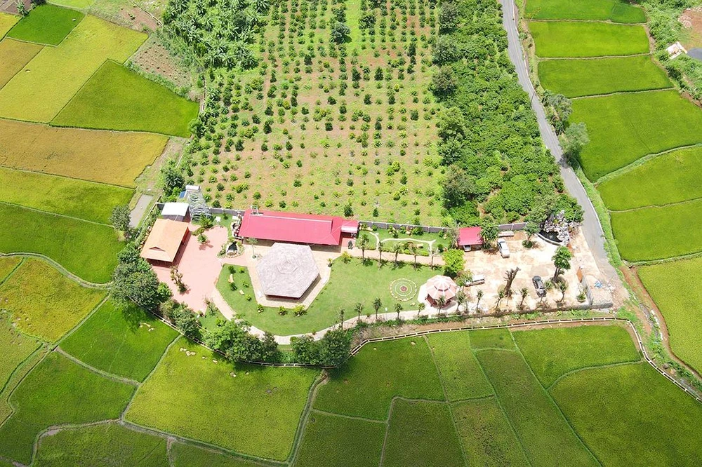 Công trình "biệt phủ" xây dựng trên đất nông nghiệp. Ảnh: LK