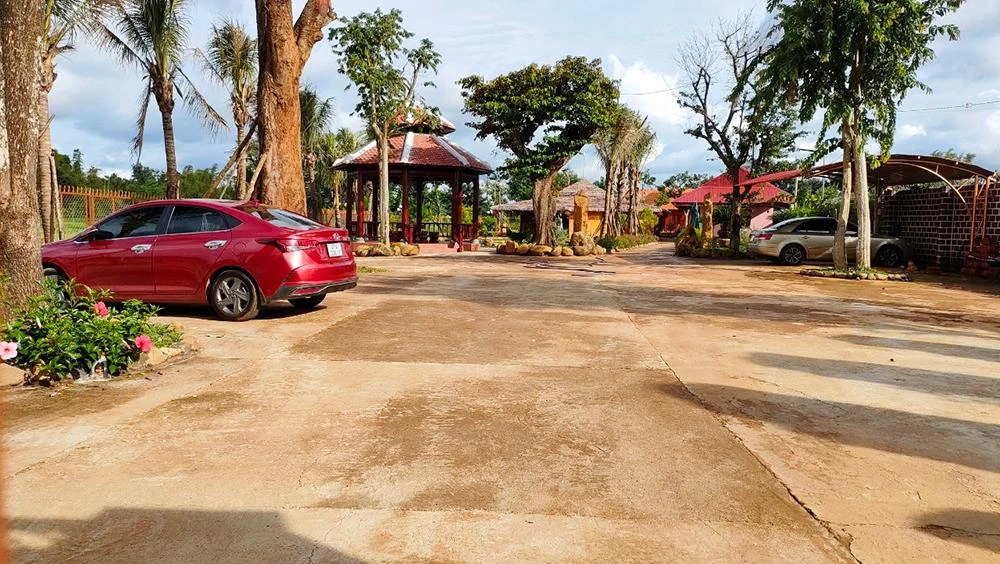 Bên trong khuôn viên, bãi đậu xe. Ảnh: LK