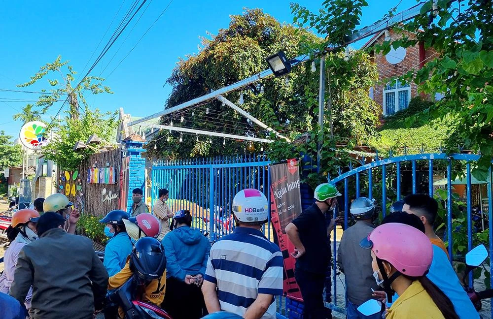 Nhiều người dân hiếu kỳ đến xem. Ảnh: HP