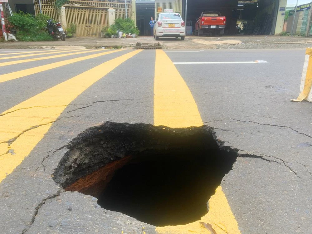 Sụt lún tạo ra hố "tử thần" trên quốc lộ 14. Ảnh: HT