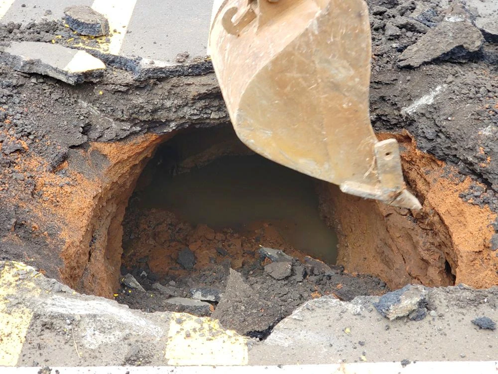 Hố sâu hơn 1,5 m.