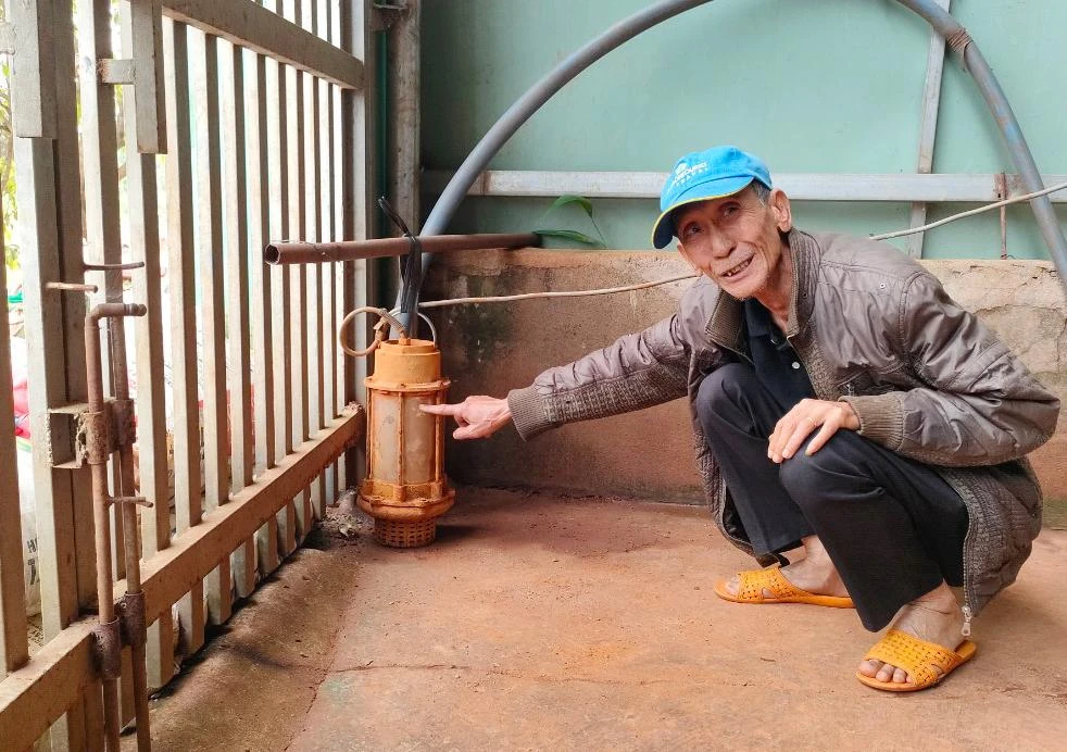 Ông Nguyễn Thành Chung, thôn Cầu Vàng, xã Kdang lắp bơm để hút nước.