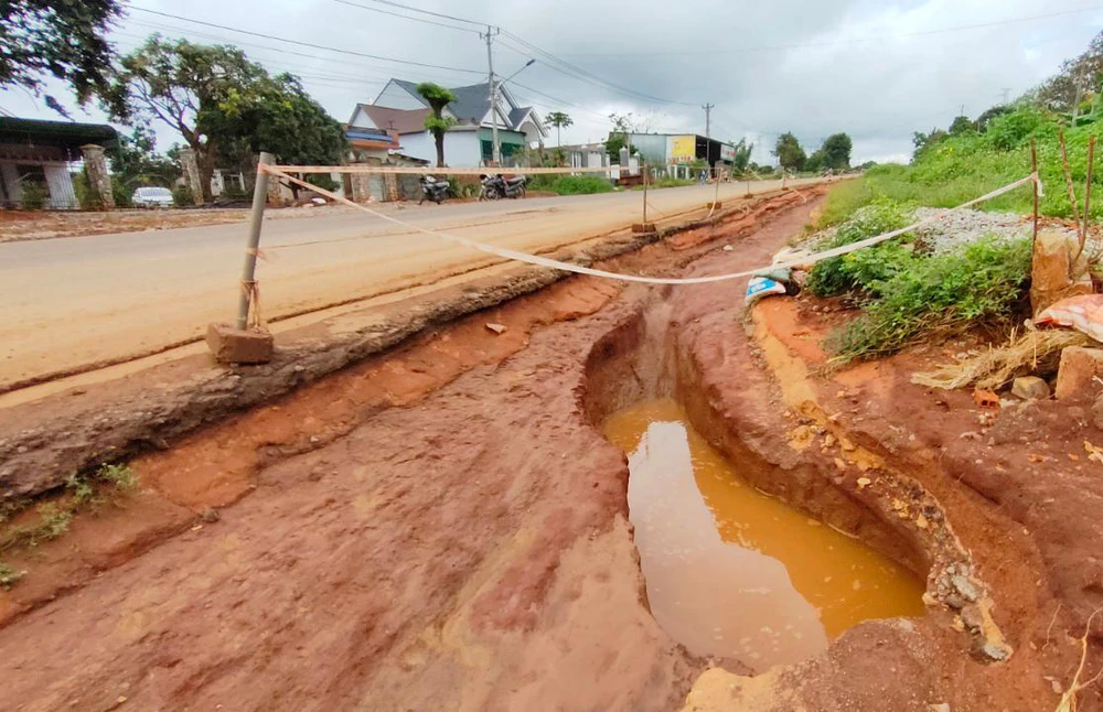 Nhiều đoạn đường bị nước xoáy, thành bẫy nguy hiểm người đi đường.