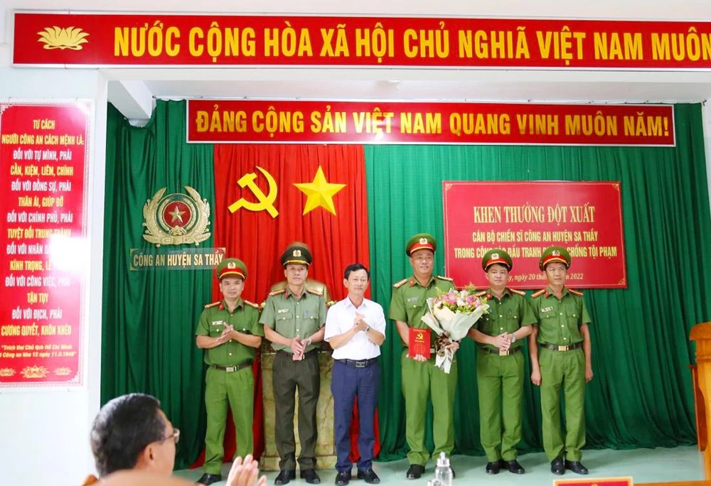 Bí thư Tỉnh ủy Kon Tum khen đột xuất tập thể Công an huyện Sa Thầy. Ảnh: CACC