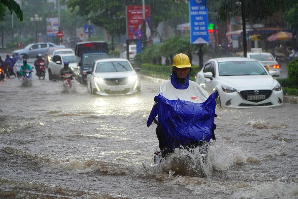 Mưa lớn khiến tuyến đường Cách Mạng, TP Pleiku bị ngập chiều 25-9. Ảnh: TH