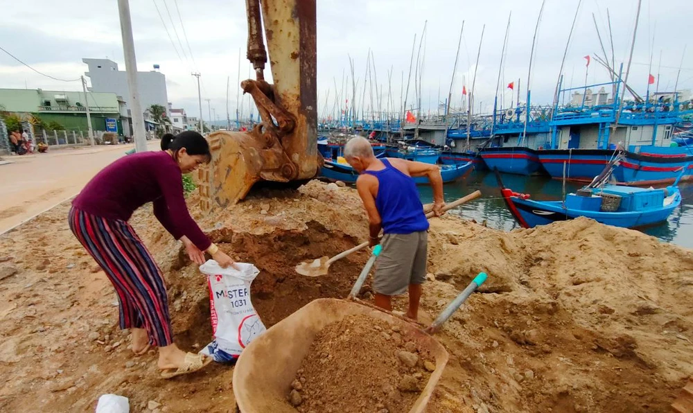 Ông Lâm Duy Hóa, xã Tam Quan Bắc xúc đất để gia cố nhà. Ảnh: LK. Ông Lâm Duy Hóa, xã Tam Quan Bắc xúc đất để gia cố nhà. Ảnh: LK.