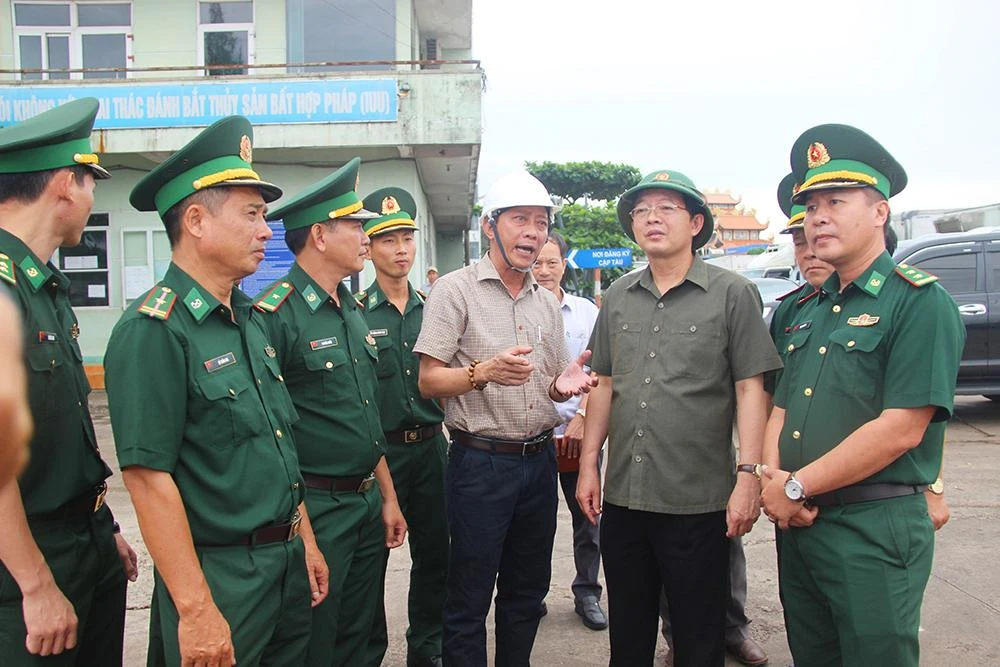 Lãnh đạo tỉnh Bình Định đi kiểm tra cảng cá Quy Nhơn. Ảnh: TL. Lãnh đạo tỉnh Bình Định đi kiểm tra cảng cá Quy Nhơn. Ảnh: TL.
