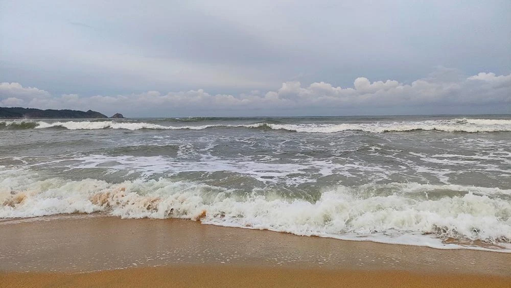 Vùng ven biển Bình Định dự báo có sóng lớn đổ bộ. Ảnh: LK